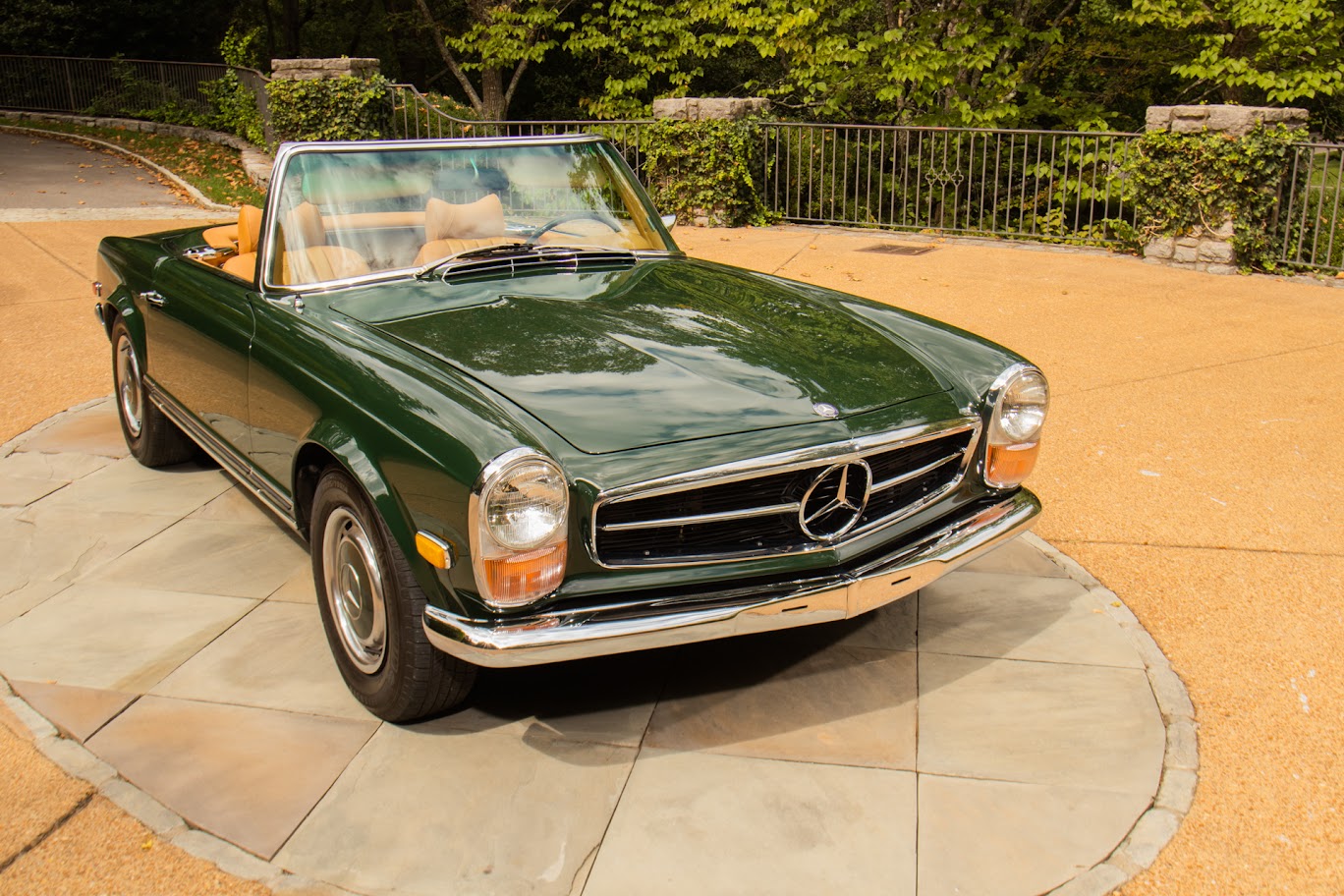 Pre-Owned 1970 Mercedes-Benz 280 SL